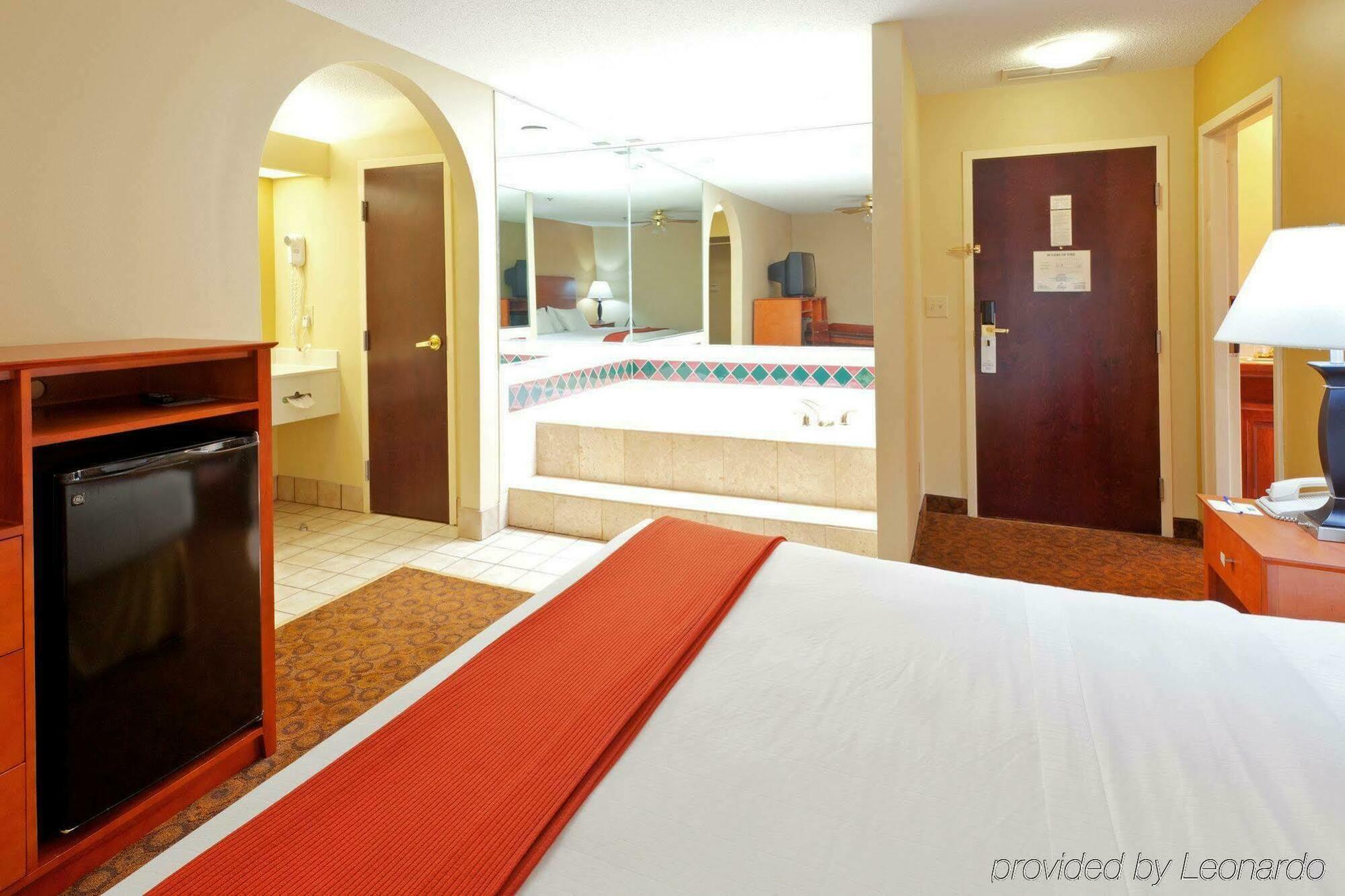 Holiday Inn Express Trussville By Ihg Room photo
